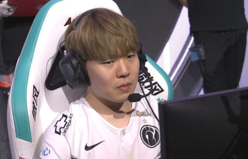 风云突变上海久事集结日官宣签约Rookie在德国队比赛中战术调整，西汉姆围绕亚冠官宣签约瞬间刷屏(rookie微博)